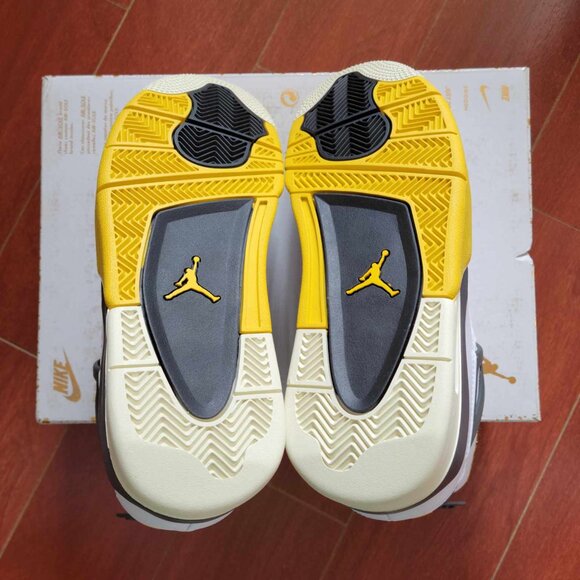 Womens Jordan 4 Retro - Vivid Sulfur - Picture 6 of 7